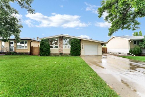 1988 28 Street Se, Medicine Hat, AB, T1A2H6 | Card Image