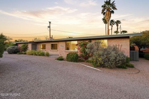 2225 E Seneca St, Tucson, AZ, 85719-3837 | Card Image