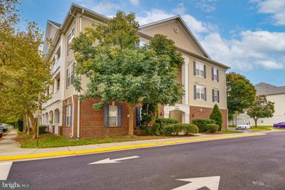 201 - 42539 Mayflower, Condo with 2 bedrooms, 2 bathrooms and null parking in BRAMBLETON VA | Image 2