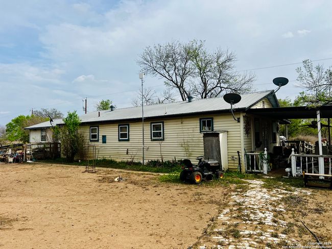 521 Cr 7713 #1, House other with 3 bedrooms, 1 bathrooms and null parking in Devine TX | Image 14