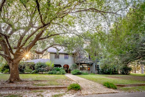 611 Lakeview Dr, Pascagoula, MS, 39567-7226 | Card Image