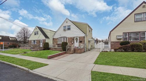 8268 Little Neck Pkwy, Glen Oaks, NY, 11004-1425 | Card Image