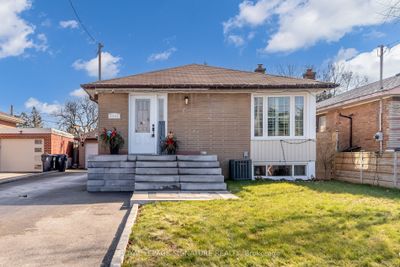 1011 Danforth Rd, House other with 3 bedrooms, 2 bathrooms and 6 parking in Scarborough ON | Image 2