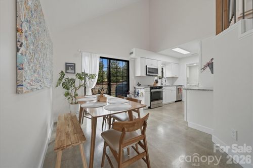 1658 20th Avenue Ct Ne, Hickory, NC, 28601-2182 | Card Image