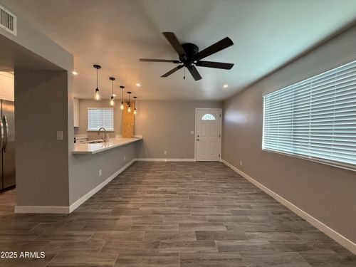 6637 N 27th Ave, Phoenix, AZ, 85017-1221 | Card Image