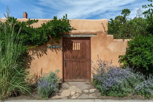 650 Granada St, Santa Fe, NM, 87505-8839 | Card Image