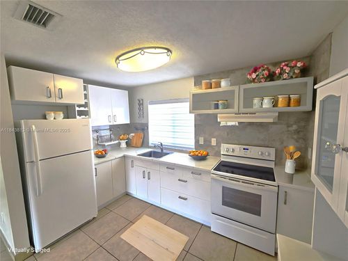 apt-203-2775 W 61st St, Hialeah, FL, 33016-5949 | Card Image