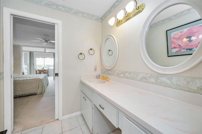 Spacious vanity | Image 23