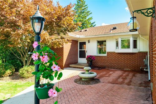 27627 Elba Dr, Grosse Ile, MI, 48138-1905 | Card Image