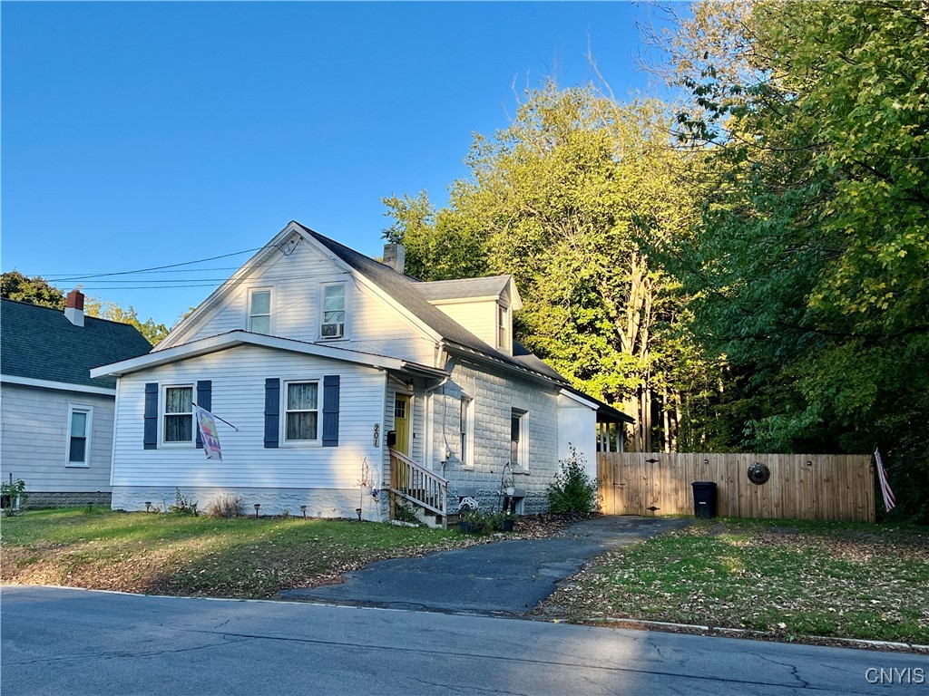 6th St, Fulton, NY 13069