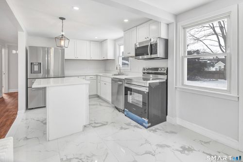 8 River Rd, East Haven, CT, 06512-1223 | Card Image