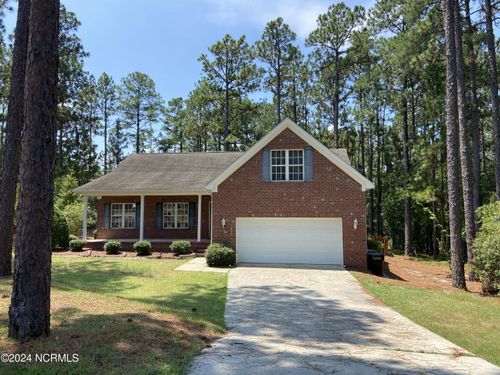 2 Moore Dr, Pinehurst, NC, 28374-8517 | Card Image