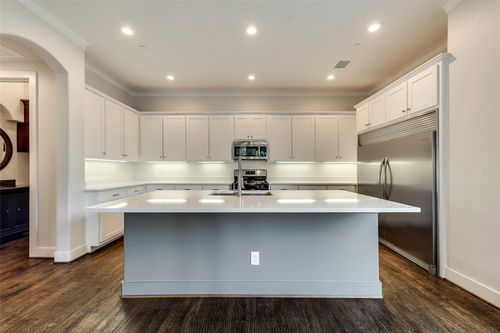 apt-301-4111 Rawlins St, Dallas, TX, 75219-3696 | Card Image