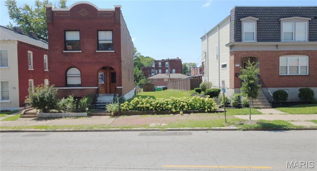 Land in St Louis 2