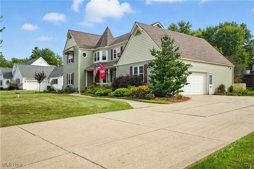 61 Lake Forest Dr, Hudson, OH, 44236-1612 | Card Image