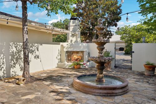 304 East St, Comfort, TX, 78013-2271 | Card Image