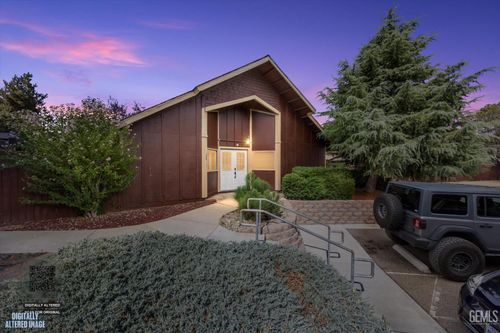22 Village Ln, Tehachapi, CA, 93561-9667 | Card Image