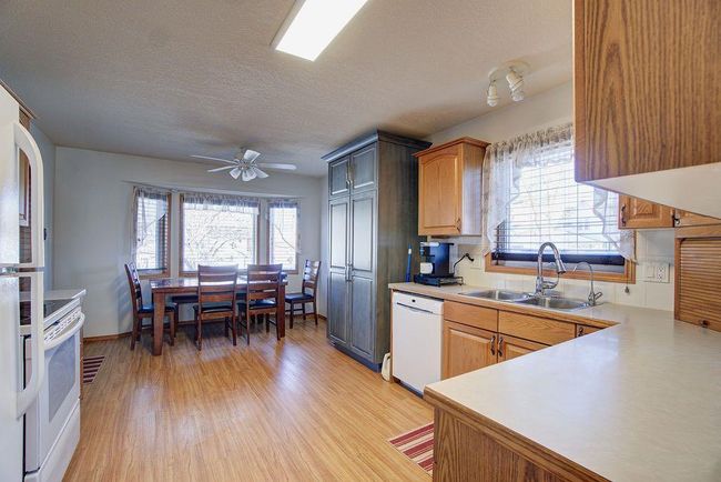 216 48 Avenue W, Home with 2 bedrooms, 2 bathrooms and 2 parking in Claresholm AB | Image 6
