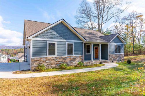 2637 Bowden Ln, Hendersonville, NC, 28792-9302 | Card Image