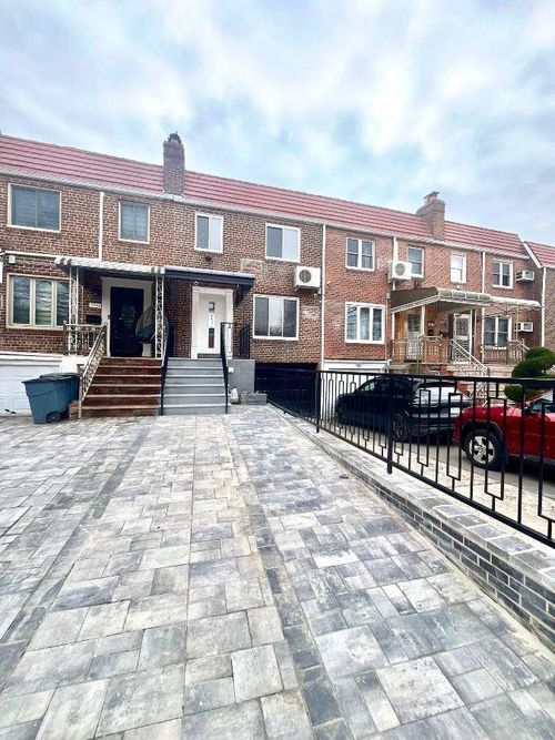 137 70th Rd, Kew Garden Hl, NY, 11367-1930 | Card Image