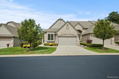 5816 Knob Hill Circle, Condo with 3 bedrooms, 3 bathrooms and null parking in Independence Twp MI | Image 1