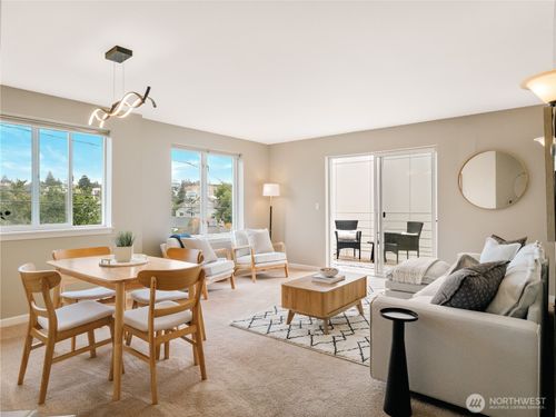 302-5624 Roosevelt Way Ne, Seattle, WA, 98105-2762 | Card Image