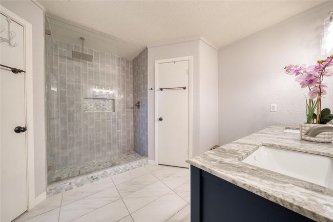 Newish shower and 2 walk-in closets | Image 19