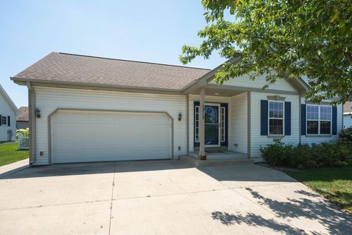 1315 E Pinecrest Ln, Elkhorn, WI, 53121-4620 | Card Image