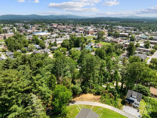 16-0 Toms Park Cir, Hendersonville, NC, 28739 | Card Image