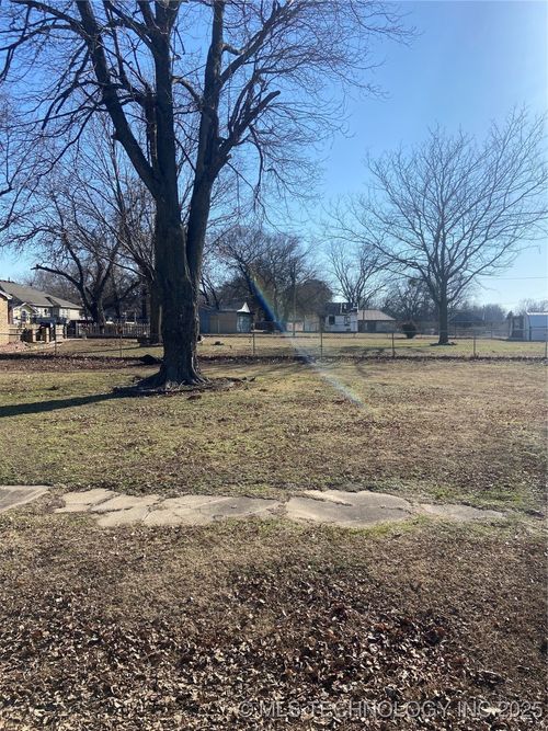 210 E Chestnut St, Coweta, OK, 74429-2518 | Card Image