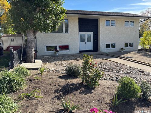 825 7th Avenue Nw, Moose Jaw, SK, S6H4C1 | Card Image
