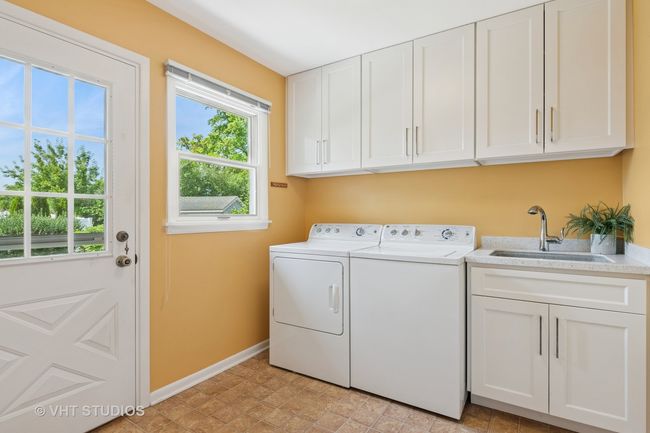 566 Northampton Cir, House other with 4 bedrooms, 3 bathrooms and 6 parking in Elk Grove Village IL | Image 5