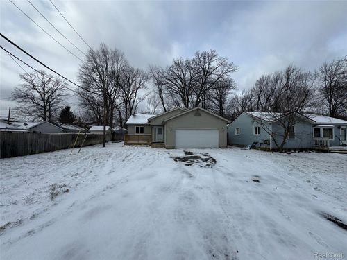 976 Ledyard St, Waterford, MI, 48328-4141 | Card Image