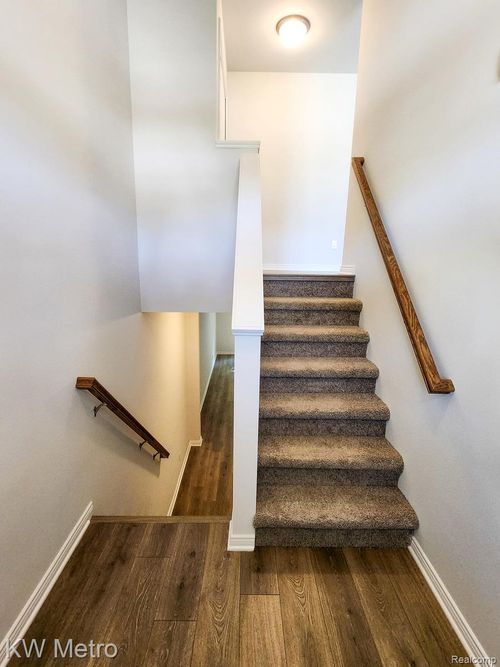 21-320 Whispering Pines Dr, Fenton, MI, 48430-5304 | Card Image