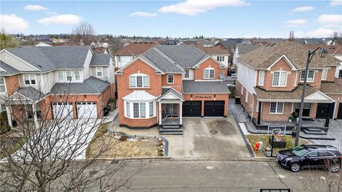 207 Arthur Fach Drive, Cambridge, ON, N1T2G2 | Card Image