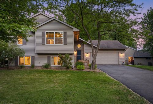 8117 Dakota Ln, Chanhassen, MN, 55317-9630 | Card Image