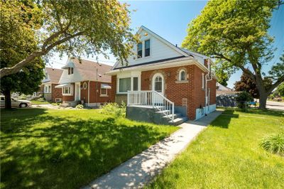 204 Parkdale Ave S, House other with 3 bedrooms, 1 bathrooms and 2 parking in Hamilton ON | Image 1