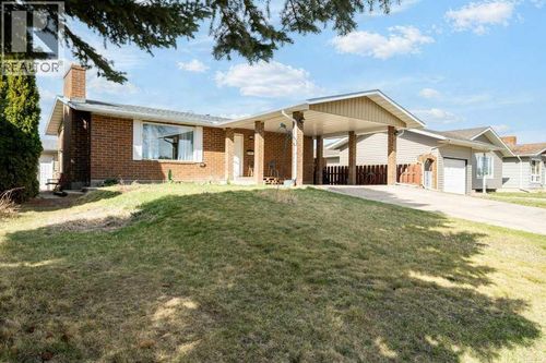 15 Currie Crt Se, Medicine Hat, AB, T1B1R8 | Card Image