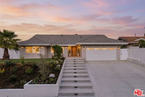 880 Teakwood Rd, LOS ANGELES, CA, 90049-1330 | Card Image