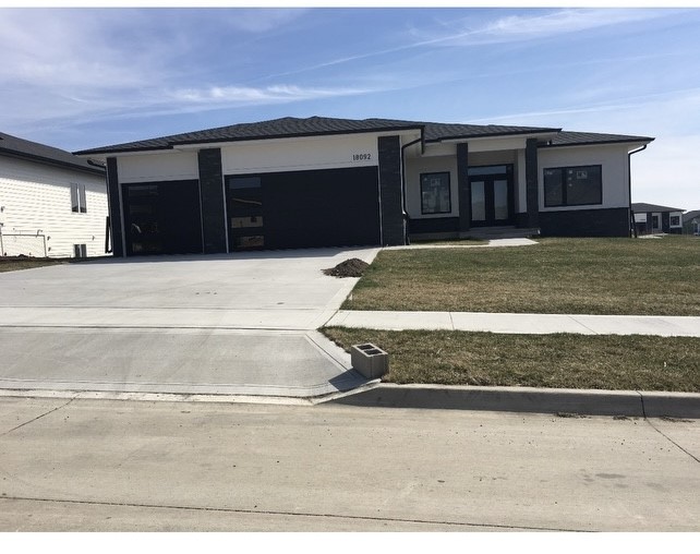 Tanglewood Dr, Clive, IA 50325