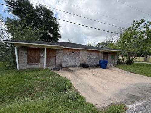1300 Lois St, Bay City, TX, 77414-3461 | Card Image