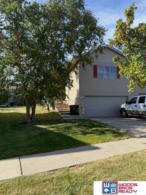 8729 Remi Dr, Lincoln, NE, 68526-1028 | Card Image