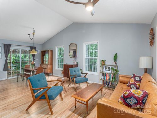 15 Maplewood Dr, Swannanoa, NC, 28778-3713 | Card Image