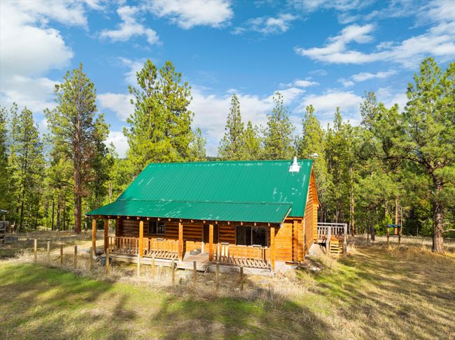 Guest cabin with covered front porch | Image 28