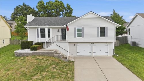 2136 Sw Sterling Dr, Lee's Summit, MO, 64081-4038 | Card Image
