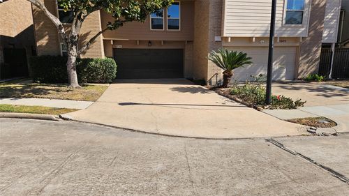5607 Innsbruck St, Bellaire, TX, 77401-2622 | Card Image