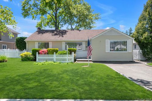 114 Campbell St, New Hyde Park, NY, 11040-1709 | Card Image
