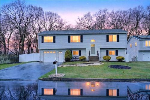 82 Mohawk Trl, Cranston, RI, 02921-2543 | Card Image