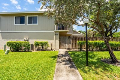 702 Commodore Dr, Townhouse with 2 bedrooms, 2 bathrooms and null parking in Plantation FL | Image 1