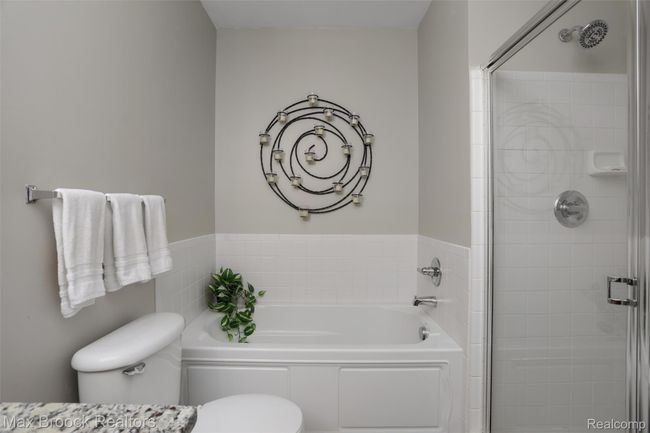 Main Level Primary Bathroom | Image 21